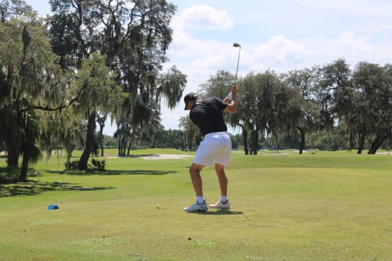 beginner golfer hitting a golf ball in orlando florida